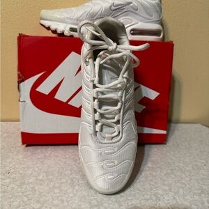 Nike Air Max White Sneakers.
Size Big Kids 5.5Y, = to a Women’s US size 7.0